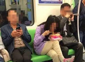 娱乐吃瓜酱坐地铁,揭秘都市生活百态